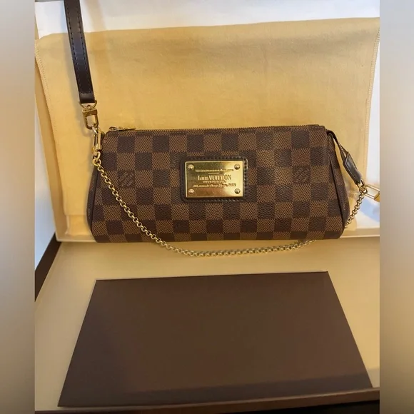 Eva Damier Clutch 🔥SOLD🔥 - Picture 2 of 12